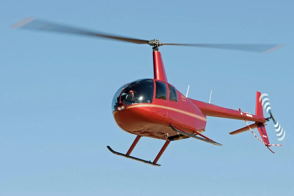 Robinson R44 в воздухе над Барнаулом